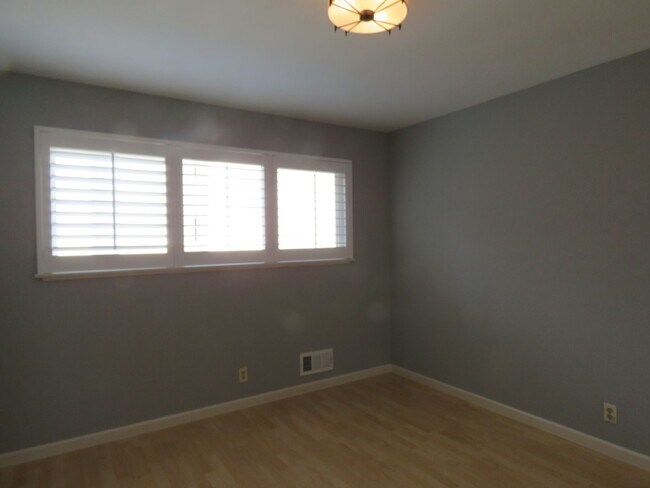 Building Photo - Hidden Gem with Outrageous Views - 1 Bedro...