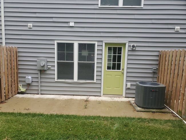 Primary Photo - Blackstone Modern Townhouse-Convenient to ...