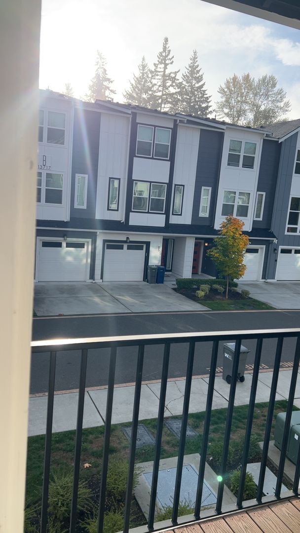 Building Photo - Modern 3-Bedroom Condo in the Heart of Lyn...