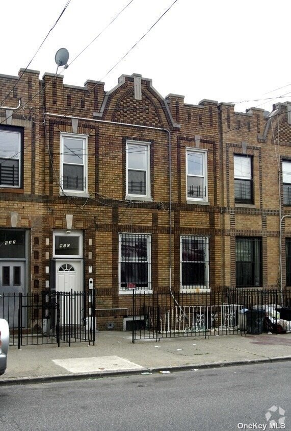 Primary Photo - 930 Belmont Ave