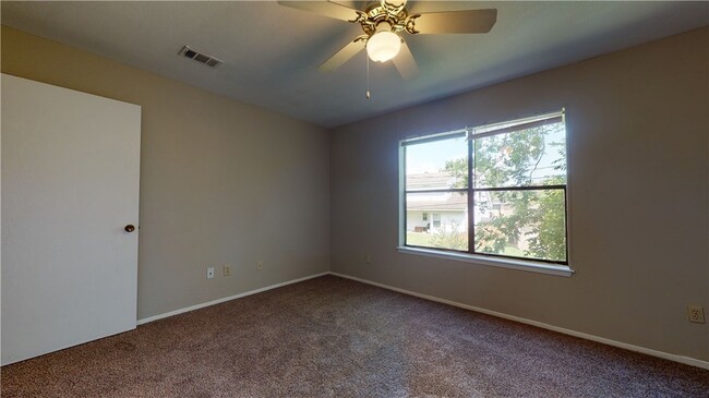 Building Photo - 307 Manuel Dr