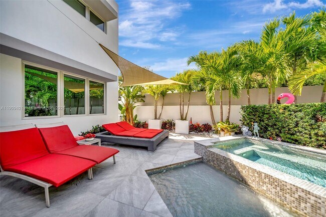 Building Photo - 544 N Victoria Park Rd