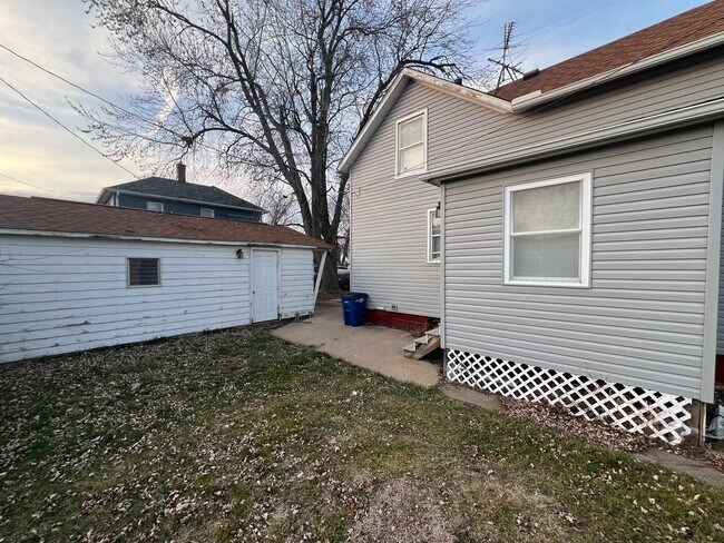 Building Photo - Moline Single Family Home