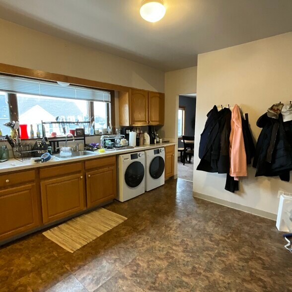 Building Photo - 325 Main St