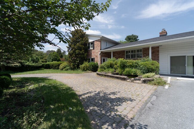 Building Photo - Spacious Split-Level with In-Law Suite & B...
