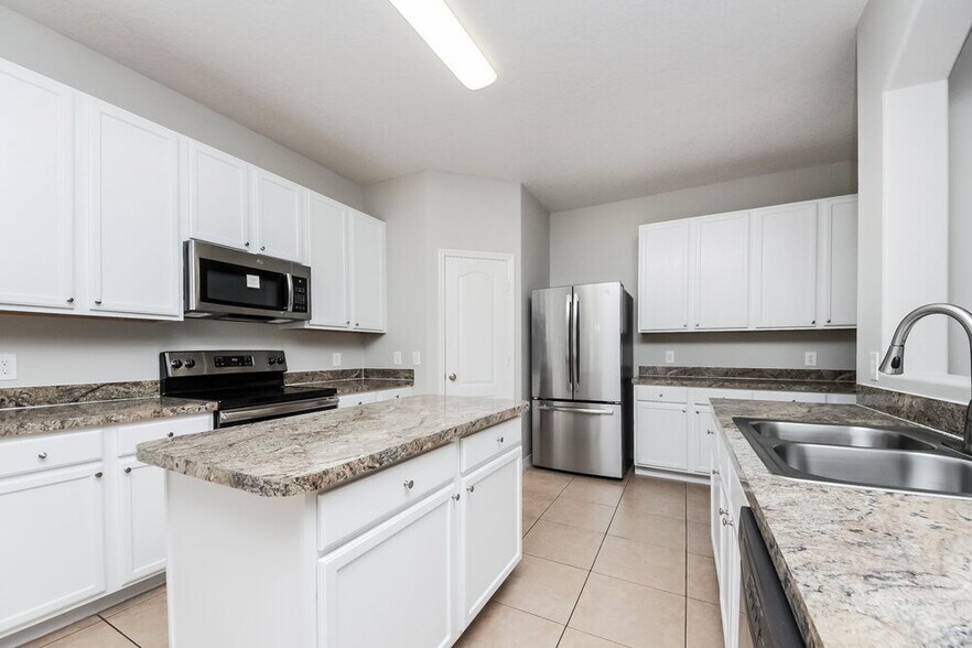 Building Photo - 2041 The Oaks Blvd