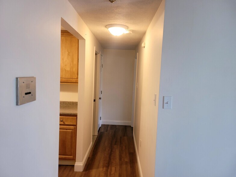 Building Photo - 65 Greentree Ln