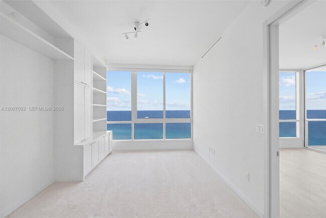 Building Photo - 100 South Pointe Dr