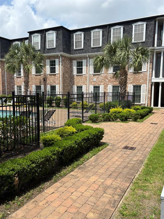Building Photo - 357 N Post Oak Ln