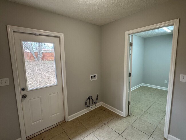 Building Photo - Lovely Brick Home!