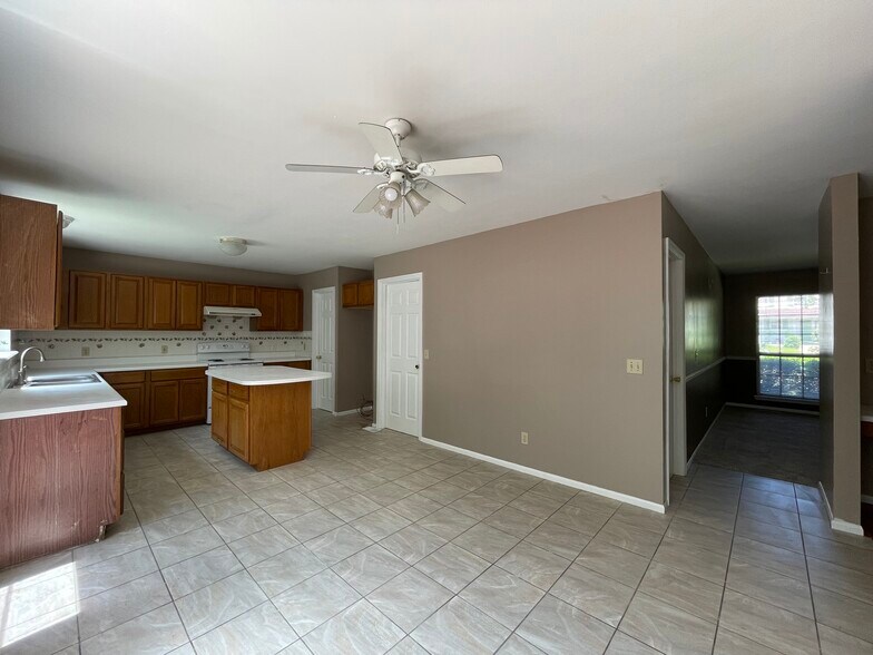 Building Photo - 636 Canary Estates Dr