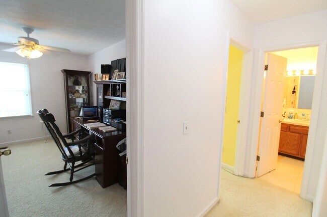 Building Photo - Charming 3-Bedroom Townhome for Rent with ...