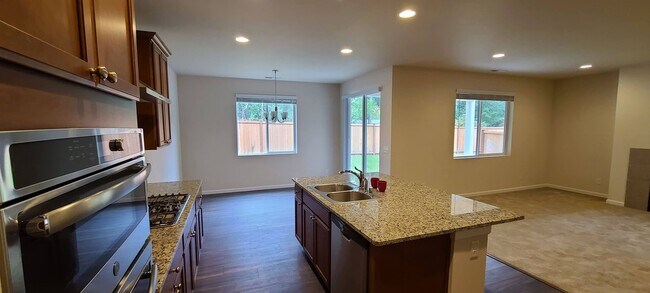 Building Photo - Gorgeous 3- bedroom 2.5 bathroom Port Orch...