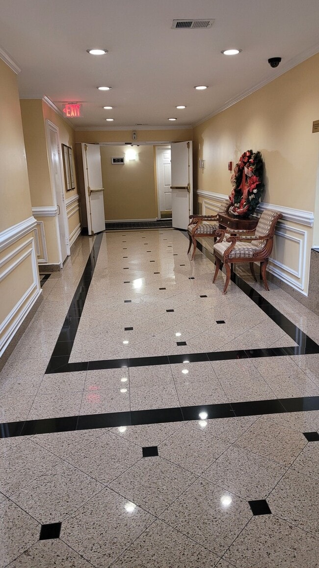 Building Photo - 2 bedroom 2 bath Condo in Lenox Heights, o...