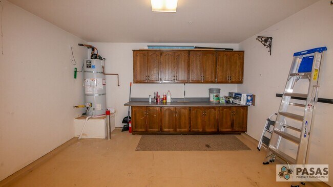 Building Photo - Modern Corner-Unit Condo with tandem 2-Car Garage in Central San Diego