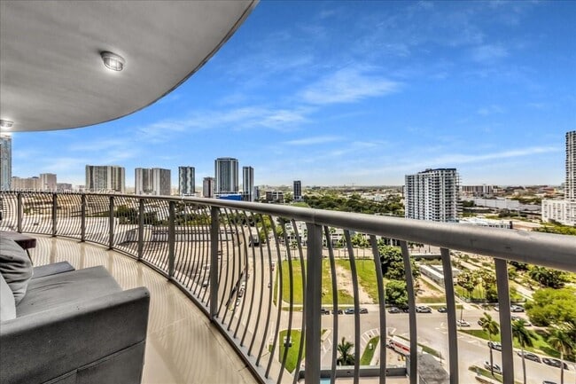 Building Photo - 1750 N Bayshore Dr