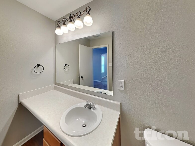 Building Photo - 947 Littleton Dr