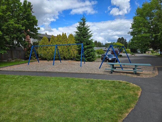Building Photo - Terrific home, Large Yard, Quiet Street