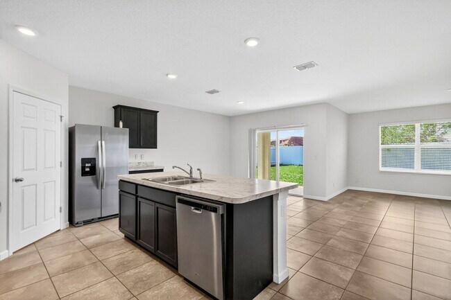 Building Photo - 393 SW Tarra Ave