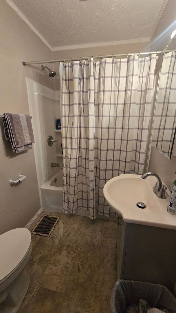 Building Photo - Spacious 2 Bedroom - 1 Bath, Enclosed porch and provided Washer/Dryer!