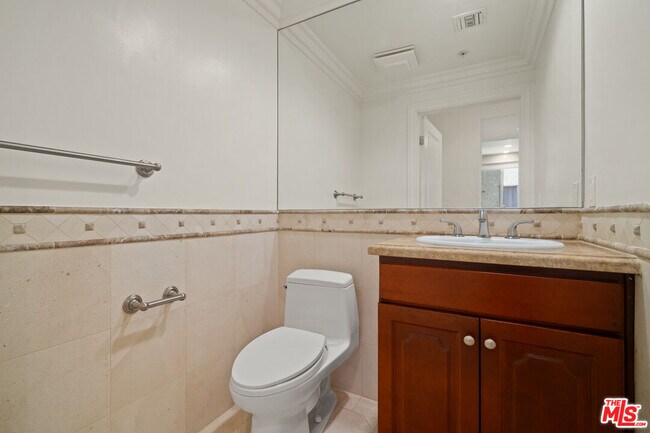 Building Photo - 2306 Fox Hills Dr