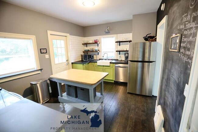 Building Photo - 1320 Pennoyer Ave