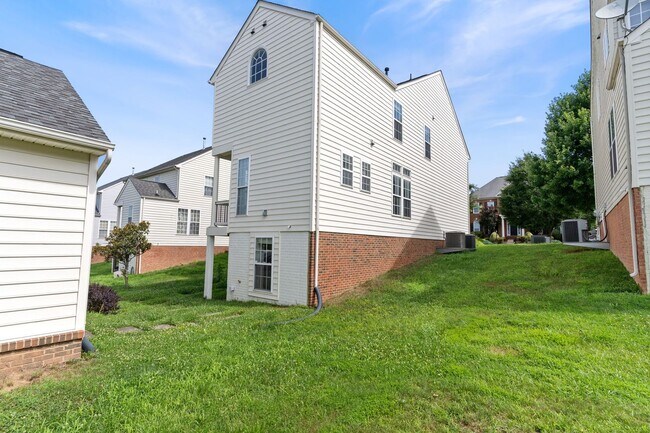 Building Photo - Spacious Home in Port Potomac