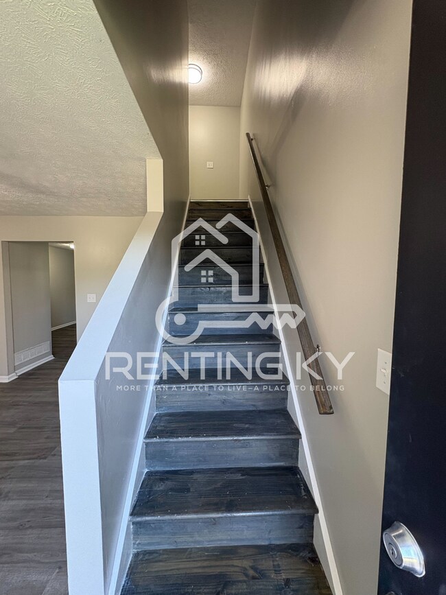 Building Photo - Updated 3-Bed, 1.5-Bath Townhome with a Garage!