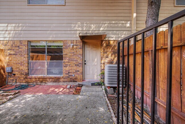 Building Photo - 413 W Semands Ave