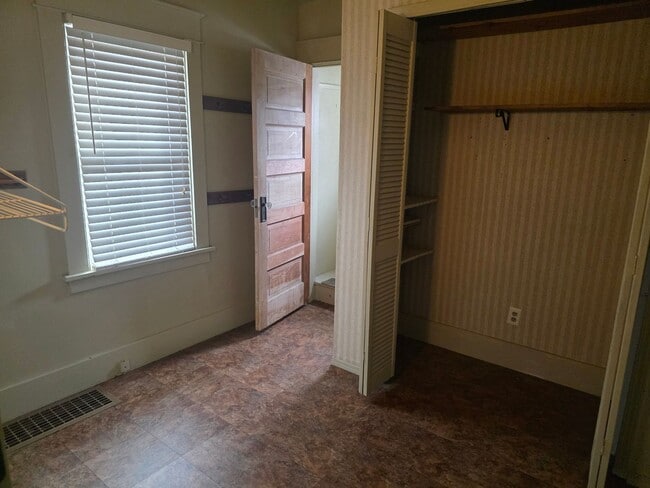 Building Photo - 3-Bedroom, 1-Bathroom Home with Basement & Garage – $1,375/Month | Accepting Section 8