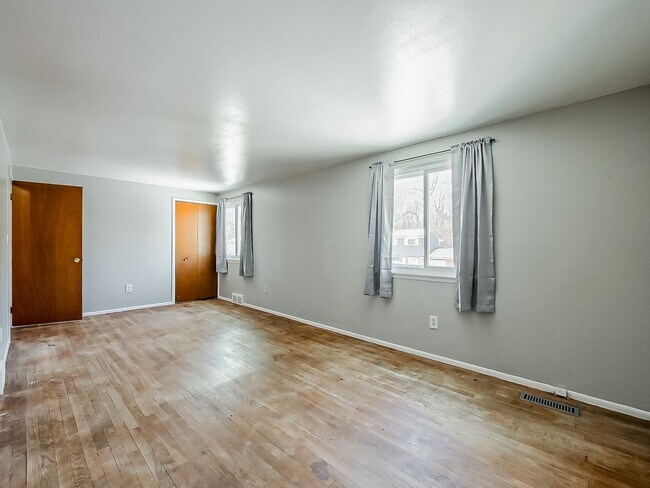 Building Photo - AVAILABLE NOW! Spacious and Inviting Westland Home!