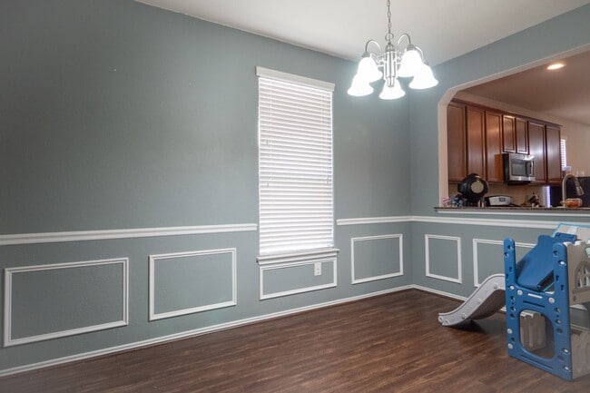 Building Photo - 1414 S Maple Dr