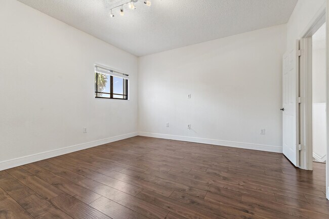 Building Photo - 2806 Veronia Dr