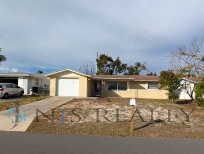 Building Photo - JUST REDUCED!!!  Large 2/2/1 1060 sq ft home with INDOOR LAUNDRY, a full garage, updated kitchen ...