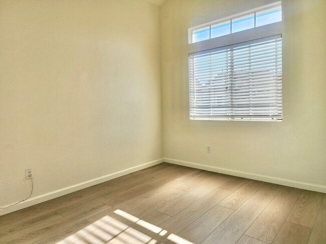 Building Photo - 2275 Hawthorne Pl