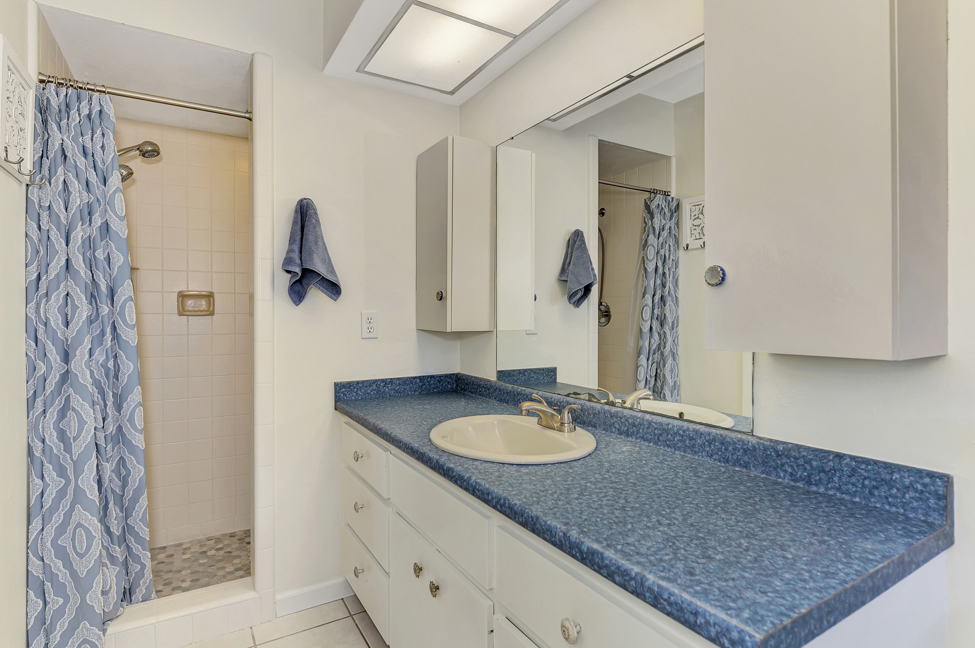 Building Photo - 2221 Pine View Cir