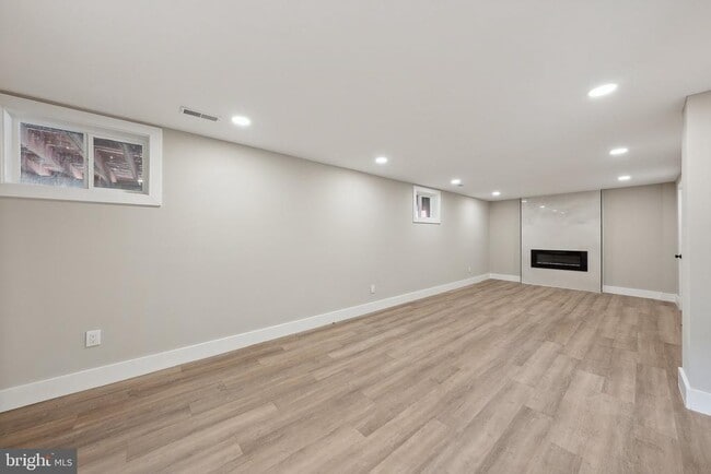 Building Photo - 2414 Phillips Dr