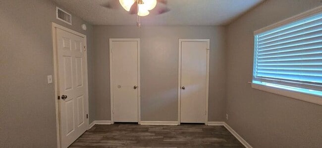 Building Photo - Available Now! Updated, Downstairs 2 Bedroom 1 Bath Apartment!