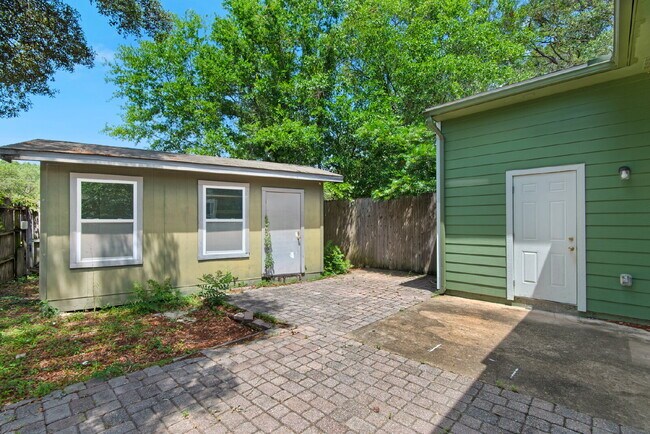 Building Photo - "Charming 2-Bed Townhouse Oasis in Shalimar !"