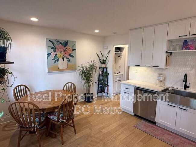 Building Photo - 1711 Lang Pl NE