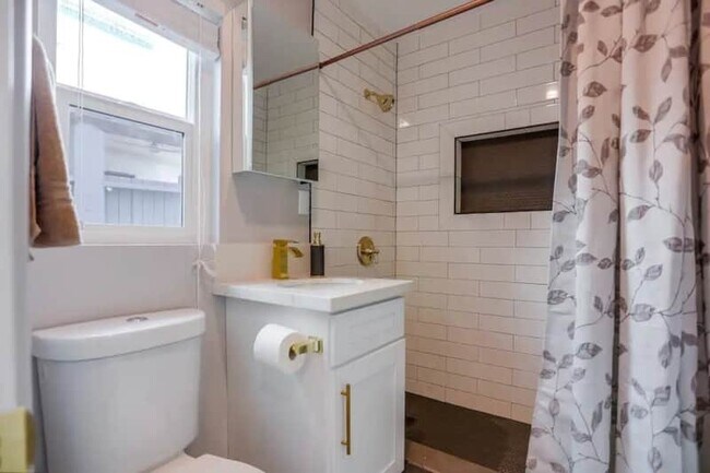 Building Photo - 812 Island Ct