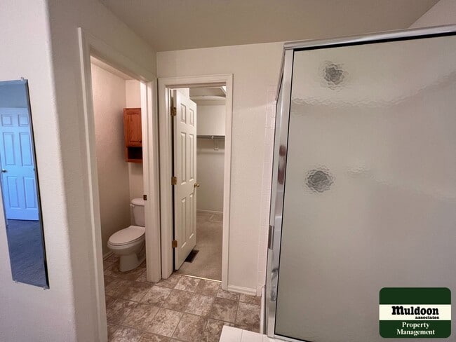 Building Photo - Stunning 3  Bedroom Home with lots of space and a beautiful fenced back yard -