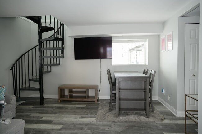 Building Photo - 2 bedroom / 2 bathroom home for rent in Cedar Lake