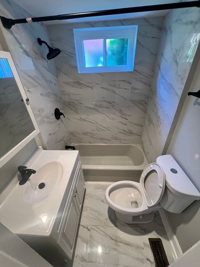 Building Photo - Beautiful, remodeled house nice close to e...