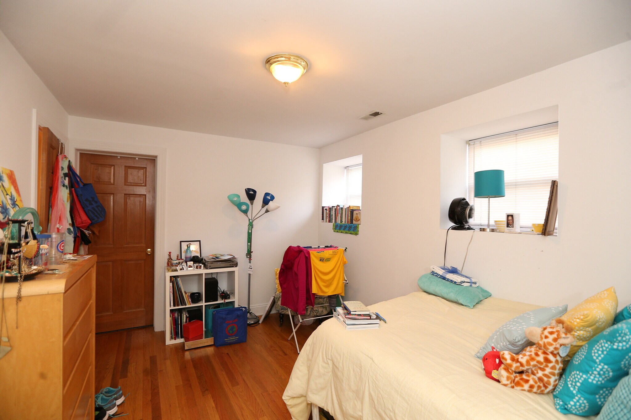 Building Photo - 922 W Addison St