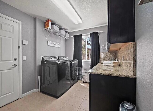 Building Photo - OMG this is a Stunning Large 5 BR House