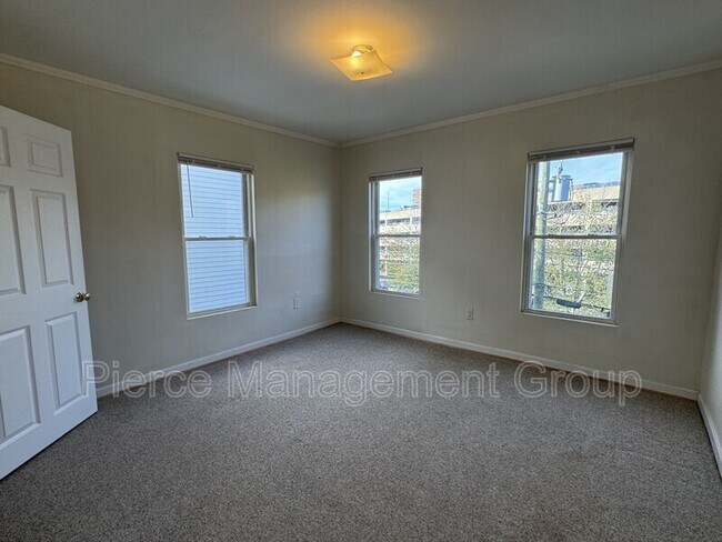 Building Photo - 529 Massabesic St