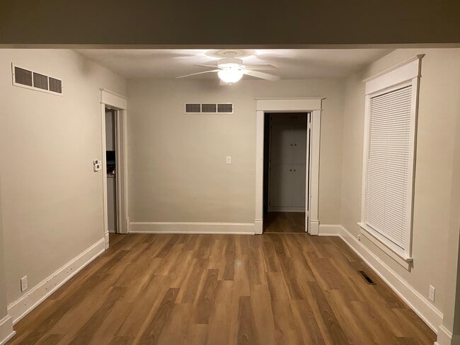 Building Photo - Yellow (417)