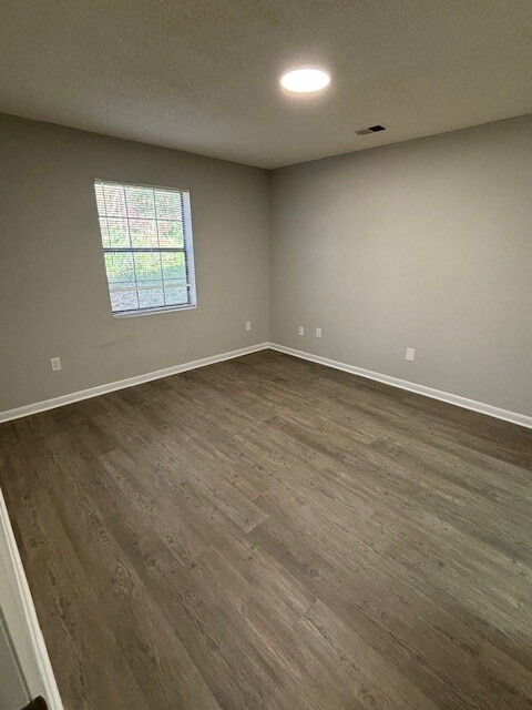 Building Photo - 1100 Crescent Dr