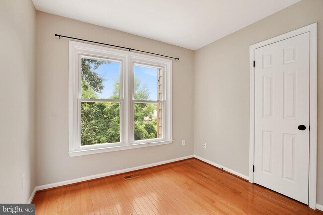Building Photo - 5136 Glen Meadow Dr